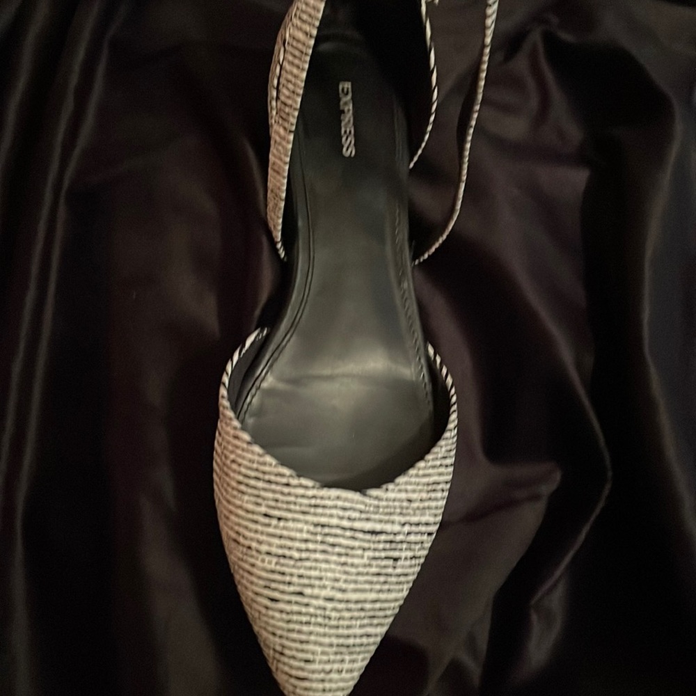 Express sandal with adjustable straps, flats in black n white.
